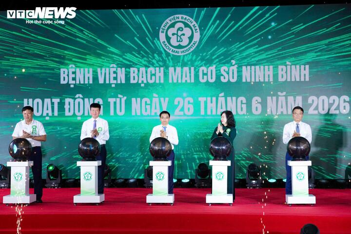 PGS.TS.BS Đào Xuân Cơ – Giám đốc Bệnh viện Bạch Mai khẳng định hai cơ sở của bệnh viện sẽ hoạt động thống nhất về chuyên môn, chất lượng điều trị và quản trị. Người dân khám chữa bệnh tại cơ sở Ninh Bình sẽ được tiếp cận các kỹ thuật, quy trình và chất lượng chuyên môn tương đương cơ sở chính.