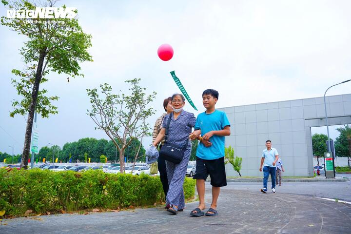 Đúng 6h sáng 26/6, những bệnh nhân đầu tiên bước vào Bệnh viện Bạch Mai cơ sở 2 tại Ninh Bình, đánh dấu cột mốc dự án y tế nhiều năm đình trệ đi vào hoạt động.
