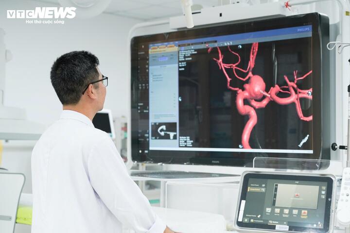 Ngay khi đi vào hoạt động, bệnh viện có khả năng triển khai hơn 11.000 kỹ thuật chuyên môn của Bệnh viện Bạch Mai, nhờ sự kết hợp giữa hạ tầng kỹ thuật hiện đại, quy trình vận hành thống nhất và đội ngũ chuyên gia từ cơ sở Hà Nội.