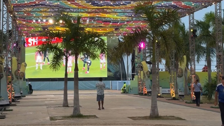 Cancun Fut Fest được tổ chức ngay bên cạnh đầm phá Nichupte, là nơi sinh sống của hàng nghìn con cá sấu hoang dã. (Ảnh: The Sun)
