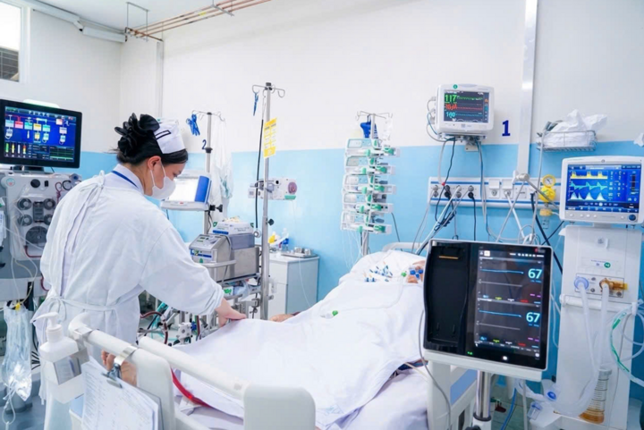 Các bác sĩ Bệnh viện Nhân dân Gia Định kích hoạt quy trình E-CPR, cứu sống cụ ông 72 tuổi bị ngừng tim do nhồi máu cơ tim cấp. (Ảnh: BVCC)