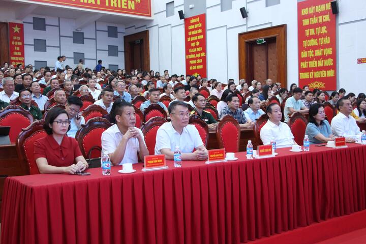Các đại biểu dự hội nghị tiếp xúc cử tri.