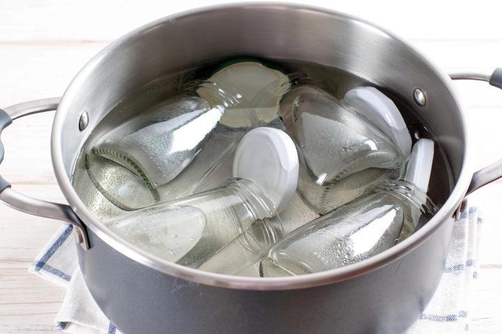 Ngâm trong nước nóng giúp đồ thủy tinh lấy lại vẻ sáng bóng. (Ảnh: CleanTips)