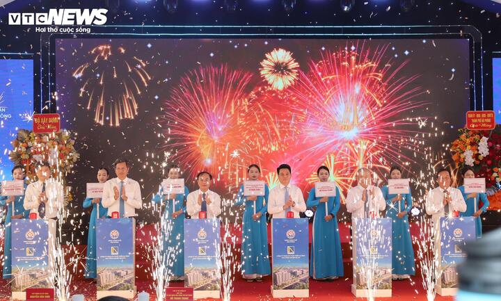 Các đại biểu thực hiện nghi thức khởi công Dự án.