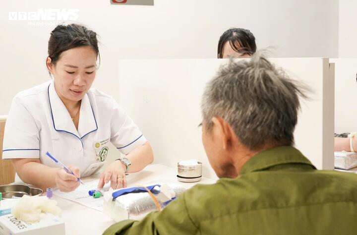 Người dân lấy mẫu xét nghiệm tại Bệnh viện Bạch Mai cơ sở Ninh Bình sáng 26/6. (Ảnh: Minh Quang)