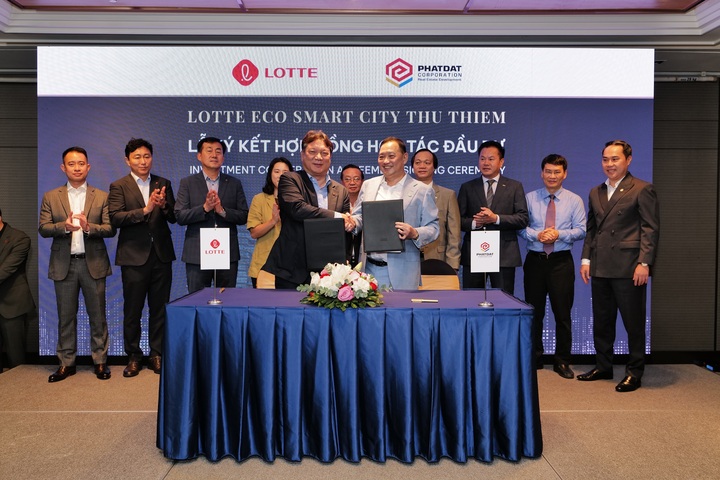 Ông Nguyễn Văn Đạt - Chủ tịch HĐQT Phát Đạt và ông ông Shin Man Soo - Phó Chủ tịch Lotte E&C ký hợp tác đầu tư dự án.