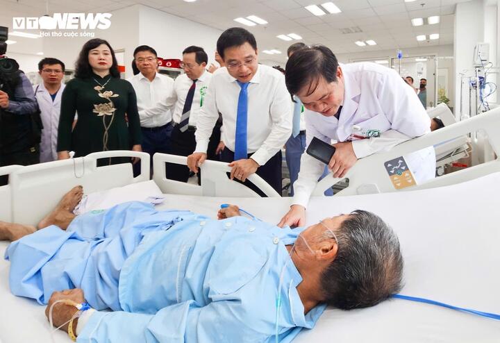 Phó Thủ tướng Nguyễn Văn Thắng cùng lãnh đạo Bộ Y tế, lãnh đạo Bệnh viện Bạch Mai thăm hỏi người bệnh. (Ảnh: Minh Quang)