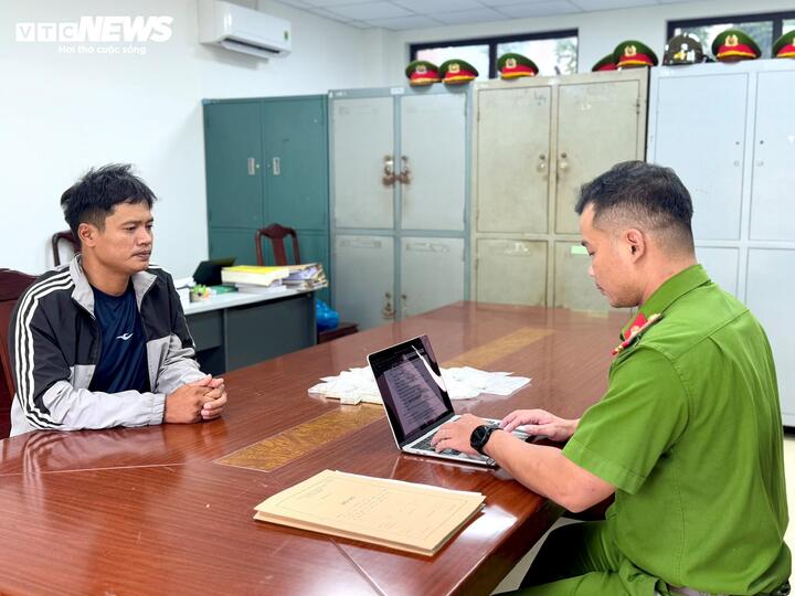 C&aacute;n bộ Cơ quan CSĐT C&ocirc;ng an TP Huế l&agrave;m việc với L&ecirc; Văn Mạnh. (Ảnh: Hồng Nhung)
