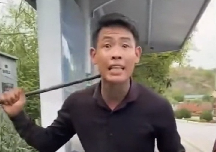 Người đàn ông sau khi cầm ống tuýp đánh người còn có nhiều lời lẽ thách thức. (Ảnh cắt từ clip)