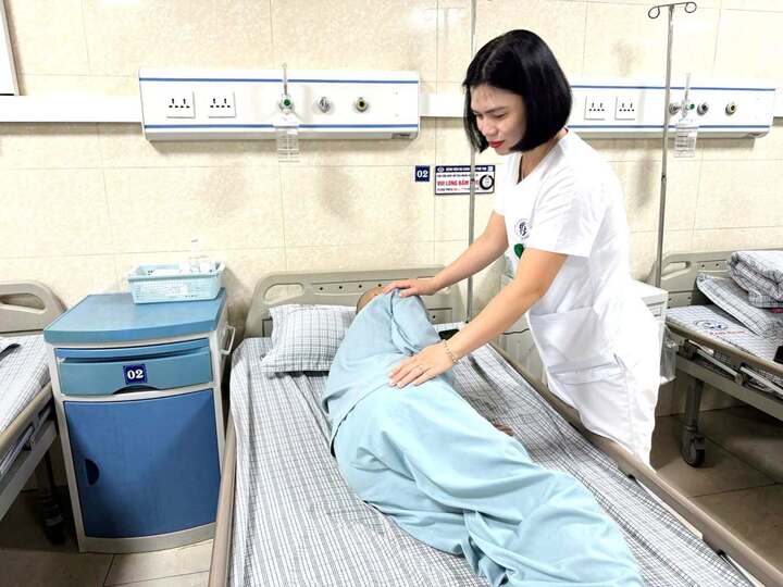Điều dưỡng khoa Chăm sóc Giảm nhẹ - Trung tâm Ung bướu hướng dẫn bệnh nhân ung thư tư thế nằm (Ảnh: BVCC)
