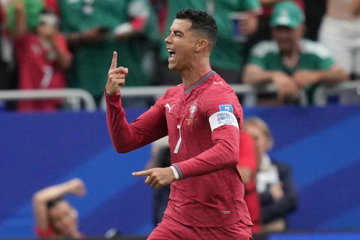 Ronaldo ghi 2 bàn thắng trong trận đấu với Uzbekistan. (Ảnh: AP)