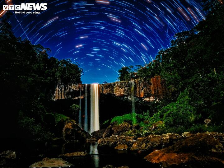 Ngoài ra, thác K50 còn thu hút các nhiếp ảnh gia bằng kỹ thuật chụp ảnh sao quay (Star Trails) khi màn đêm xuống. Để có được bức ảnh sao quay huyền ảo, rực rỡ trên thác mà bất kỳ ai cũng khao khát, các nhiếp ảnh gia phải lội nước, chọn góc máy đẹp và phơi sáng từ 30 phút cho đến 2 giờ để có một tấm ảnh ưng ý.