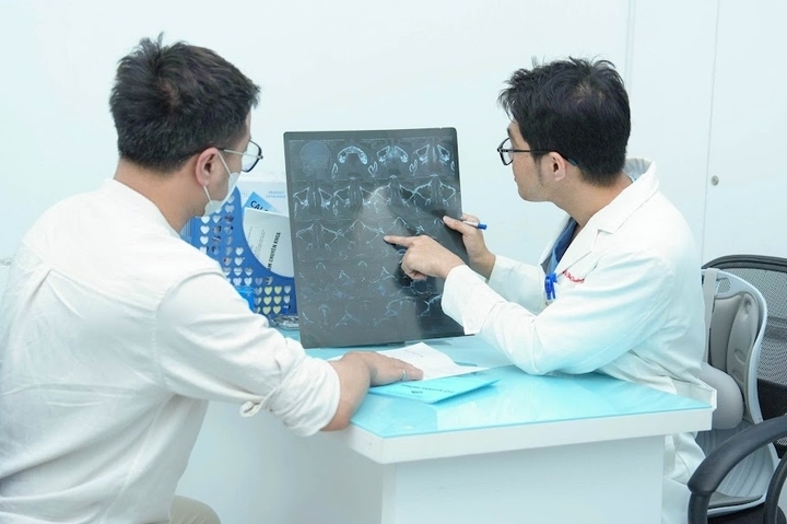 ThS.BS Phạm Thanh Thưởng phân tích sức khoẻ cho người bệnh. (Ảnh: BSCC)