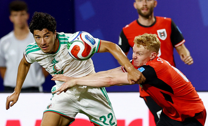 Algeria (áo trắng) liên tục kiểm soát bóng.