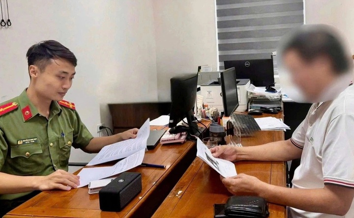 Cán bộ Công an Hà Tĩnh đang làm việc và phổ biến pháp luật cho những người vi phạm. (Ảnh: Công an Hà Tĩnh)