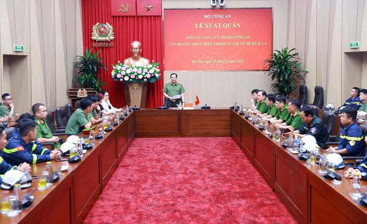 Thứ trưởng L&ecirc; Văn Tuyến ph&aacute;t biểu động vi&ecirc;n c&aacute;c c&aacute;n bộ, chiến sĩ trong Đo&agrave;n c&ocirc;ng t&aacute;c trước khi l&ecirc;n đường l&agrave;m nhiệm vụ.