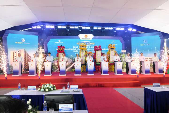 Ủy viên Bộ Chính trị, Phó Thủ tướng Thường trực Chính phủ Phạm Gia Túc cùng lãnh đạo bộ, ngành Trung ương, Thường trực Tỉnh ủy và các đại biểu ấn nút khởi công Dự án