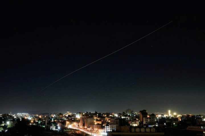 T&ecirc;n lửa tr&ecirc;n bầu trời Israel sau cuộc kh&ocirc;ng k&iacute;ch của Iran. (Ảnh: Reuters)