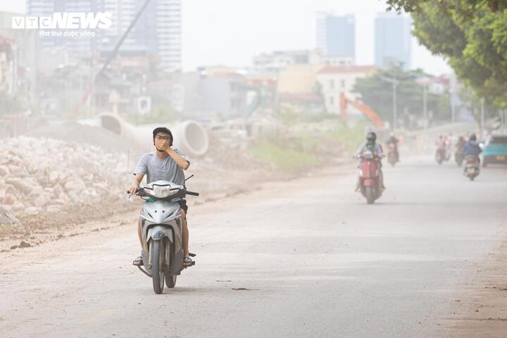 kenh la khe 10 16354510 - Bụi m&ugrave;, b&ugrave;n đất bủa v&acirc;y cư d&acirc;n quanh c&ocirc;ng trường k&ecirc;nh La Kh&ecirc;, H&agrave; Nội
