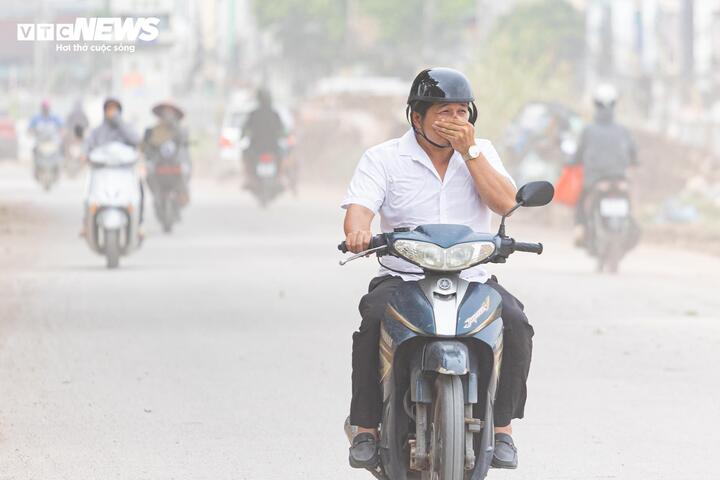 kenh la khe 12 16365195 - Bụi m&ugrave;, b&ugrave;n đất bủa v&acirc;y cư d&acirc;n quanh c&ocirc;ng trường k&ecirc;nh La Kh&ecirc;, H&agrave; Nội