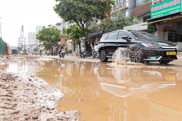 kenh la khe 16 16382495 - Bụi m&ugrave;, b&ugrave;n đất bủa v&acirc;y cư d&acirc;n quanh c&ocirc;ng trường k&ecirc;nh La Kh&ecirc;, H&agrave; Nội