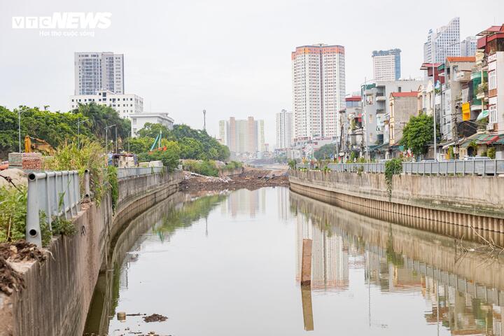 kenh la khe 16193982 - Bụi m&ugrave;, b&ugrave;n đất bủa v&acirc;y cư d&acirc;n quanh c&ocirc;ng trường k&ecirc;nh La Kh&ecirc;, H&agrave; Nội