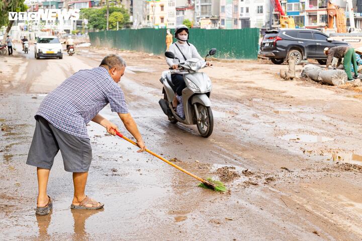 kenh la khe 17 16494036 - Bụi m&ugrave;, b&ugrave;n đất bủa v&acirc;y cư d&acirc;n quanh c&ocirc;ng trường k&ecirc;nh La Kh&ecirc;, H&agrave; Nội