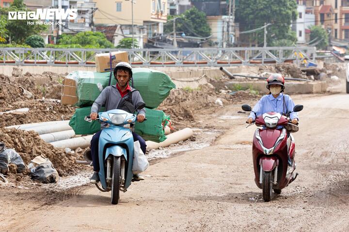 kenh la khe 20 16425280 - Bụi m&ugrave;, b&ugrave;n đất bủa v&acirc;y cư d&acirc;n quanh c&ocirc;ng trường k&ecirc;nh La Kh&ecirc;, H&agrave; Nội