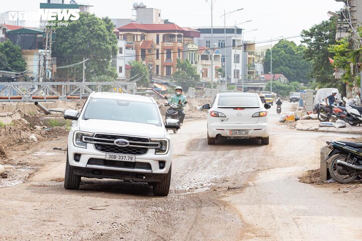 kenh la khe 21 16422881 - Bụi m&ugrave;, b&ugrave;n đất bủa v&acirc;y cư d&acirc;n quanh c&ocirc;ng trường k&ecirc;nh La Kh&ecirc;, H&agrave; Nội