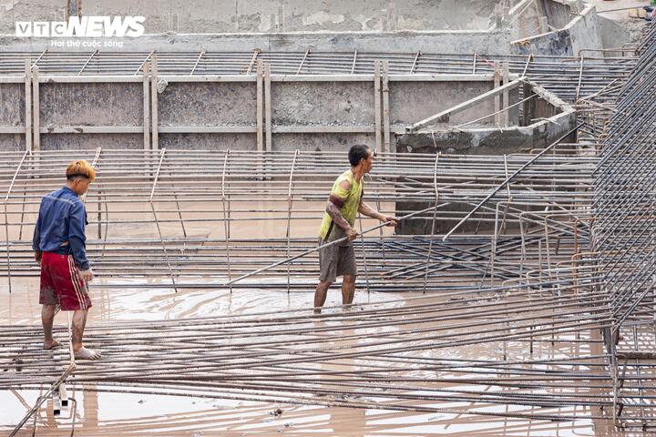 kenh la khe 25 16315594 - Bụi m&ugrave;, b&ugrave;n đất bủa v&acirc;y cư d&acirc;n quanh c&ocirc;ng trường k&ecirc;nh La Kh&ecirc;, H&agrave; Nội