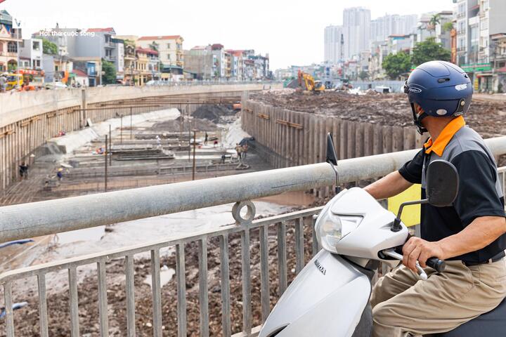kenh la khe 29 16505633 - Bụi m&ugrave;, b&ugrave;n đất bủa v&acirc;y cư d&acirc;n quanh c&ocirc;ng trường k&ecirc;nh La Kh&ecirc;, H&agrave; Nội