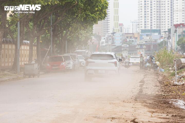 kenh la khe 3 16302935 - Bụi m&ugrave;, b&ugrave;n đất bủa v&acirc;y cư d&acirc;n quanh c&ocirc;ng trường k&ecirc;nh La Kh&ecirc;, H&agrave; Nội