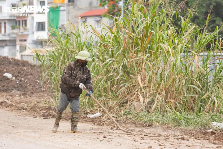 kenh la khe 8 16504649 - Bụi m&ugrave;, b&ugrave;n đất bủa v&acirc;y cư d&acirc;n quanh c&ocirc;ng trường k&ecirc;nh La Kh&ecirc;, H&agrave; Nội