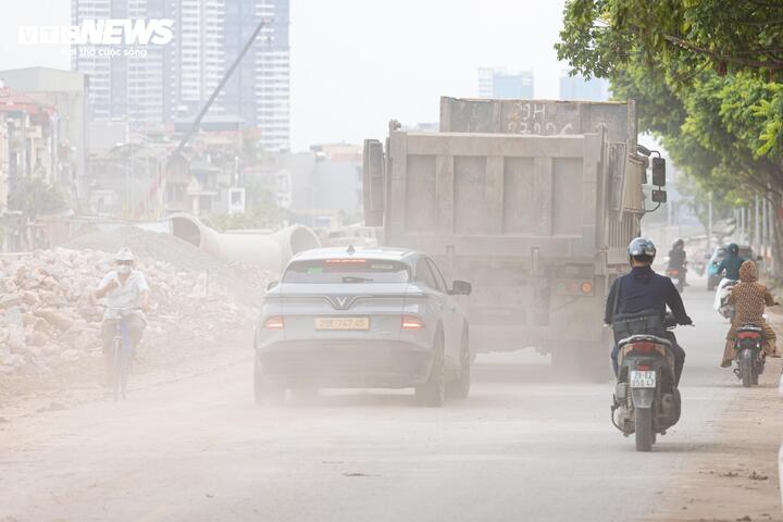 kenh la khe 9 16334569 - Bụi m&ugrave;, b&ugrave;n đất bủa v&acirc;y cư d&acirc;n quanh c&ocirc;ng trường k&ecirc;nh La Kh&ecirc;, H&agrave; Nội
