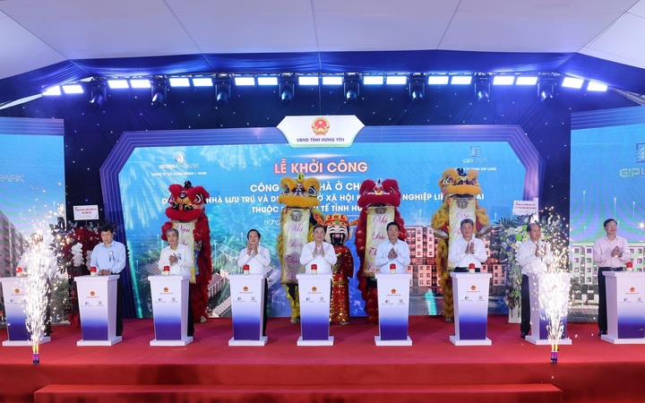 Phó Thủ tướng Thường trực Phạm Gia Túc và các đại biểu thực hiện nghi thức khởi công Dự án đầu tư xây dựng Khu nhà ở xã hội phục vụ công nhân, người lao động Khu công nghiệp Liên Hà Thái. (Ảnh: VGP/Phương Nguyên)