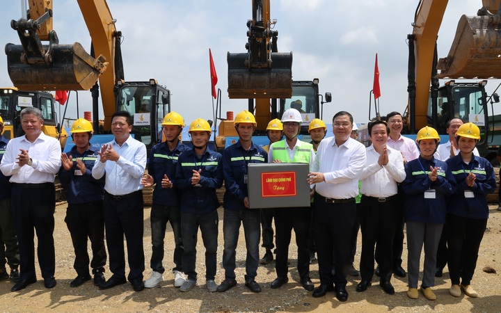 Phó Thủ tướng Thường trực Phạm Gia Túc tặng quà công nhân tại công trường xây dựng Dự án nhà ở xã hội phường Phố Hiến, tỉnh Hưng Yên. (Ảnh: VGP/Phương Nguyên)