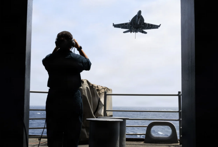 Thủy thủ Mỹ đang làm nhiệm vụ canh gác trên tàu sân bay lớp Nimitz USS George HW Bush. (Ảnh: Hải quân Mỹ)