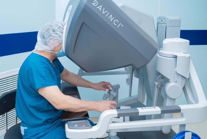 Bác sĩ đứng sau những ca mổ robot ung thư khó bậc nhất Việt Nam PGS.TS.BS Phạm Văn Bình điều khiển robot phẫu thuật ung thư.