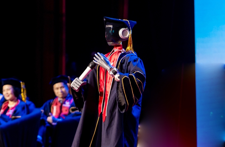 Sự xuất hiện của robot hình người Dyno tại lễ tốt nghiệp khóa 3 của Đại học VinUniversity sáng 28/6 khiến hàng nghìn người tham dự bất ngờ.