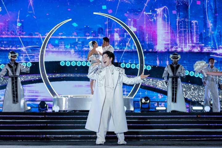 Nam ca sĩ Đức Phúc khuấy động đêm nhạc bên sông Hàn bằng hai bản hit quen thuộc "Hơn cả yêu" và "Người ơi người ở đừng về".