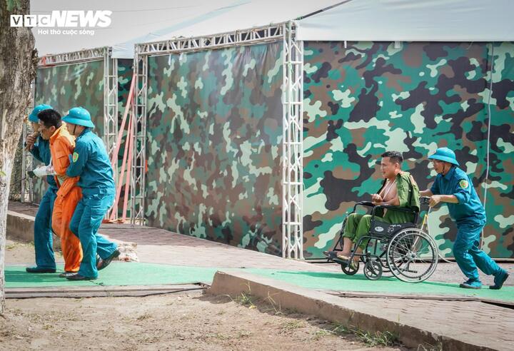 Ban tổ chức cũng đưa vào diễn tập nhiều tình huống phức tạp khác như rò rỉ hóa chất sau thiên tai, xử lý sự cố cháy nổ và tổ chức sơ tán người dân khỏi khu vực nguy hiểm. Các lực lượng Không quân, Bộ đội Biên phòng, Cảnh sát biển, Công an, Quân đội và y tế phối hợp chặt chẽ, triển khai đồng bộ các phương án ứng cứu theo phương châm "4 tại chỗ".