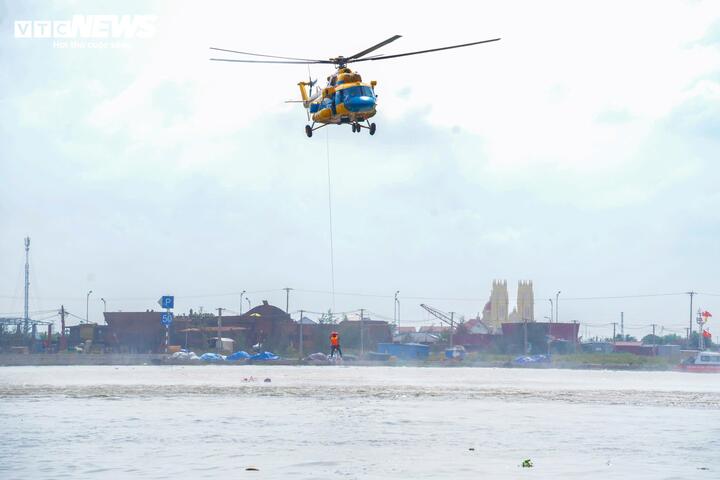 Màn giải cứu trên không là một trong những nội dung thu hút sự chú ý tại cuộc diễn tập, thể hiện khả năng phối hợp giữa lực lượng không quân và các đơn vị tìm kiếm cứu nạn trong điều kiện thời tiết cực đoan.