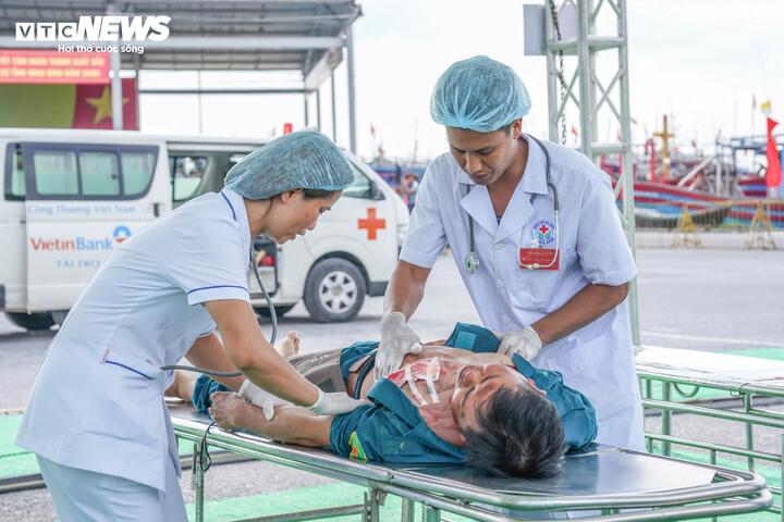 Song song với công tác cứu nạn trên biển, lực lượng chức năng cũng triển khai bệnh viện dã chiến quy mô 120 giường nhằm tiếp nhận và điều trị nạn nhân trong điều kiện thiên tai.