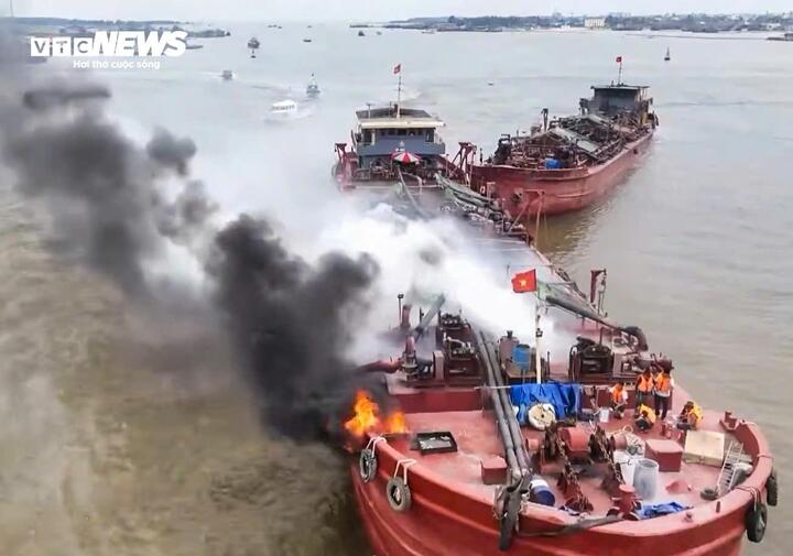 Tình huống giả định là hai tàu hàng va chạm tại khu vực Cảng cá Ninh Cơ giữa điều kiện sóng to, gió lớn, gây cháy dữ dội. Nhiều thuyền viên buộc phải nhảy xuống biển để thoát thân.