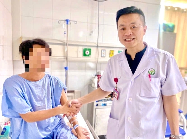 Hiện tại bệnh nhân ổn định, có thể ăn uống và đi lại bình thường.