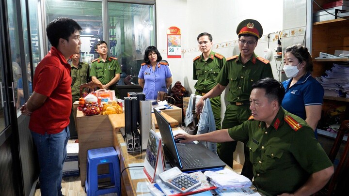 Khám xét nơi làm việc của một trong 4 bị can.