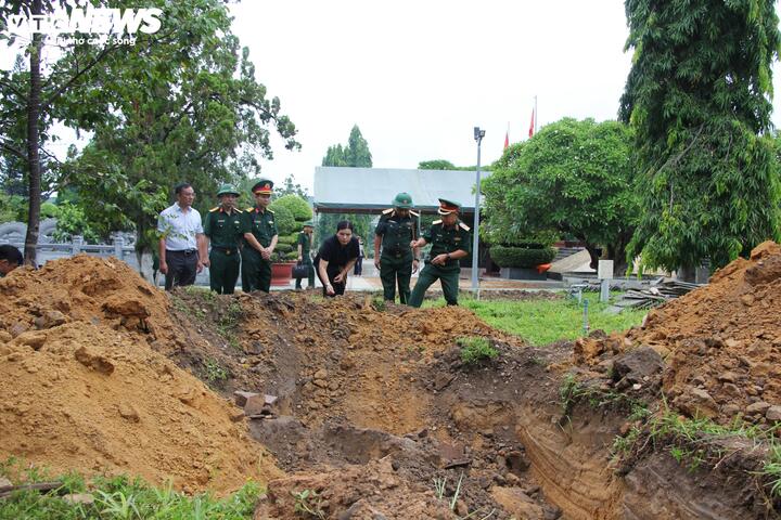 Sau gần 1 tháng triển khai, lực lượng chức năng đã tìm kiếm và cất bốc một hài cốt liệt sĩ trong khuôn viên Nghĩa trang phường Đăk Cấm.