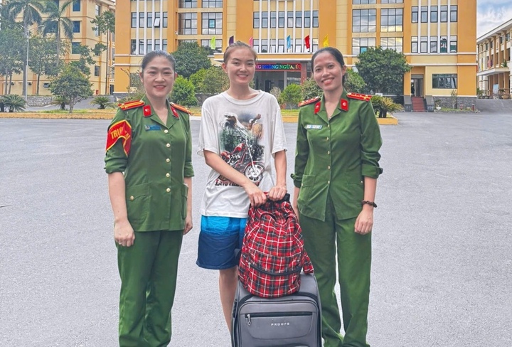 Chị Temirtas Aruzhan Medetkyzy vui mừng khi nhận lại tài sản tại trụ sở Công an phường Nam Đông Hà. (Ảnh: Công an Quảng Trị)