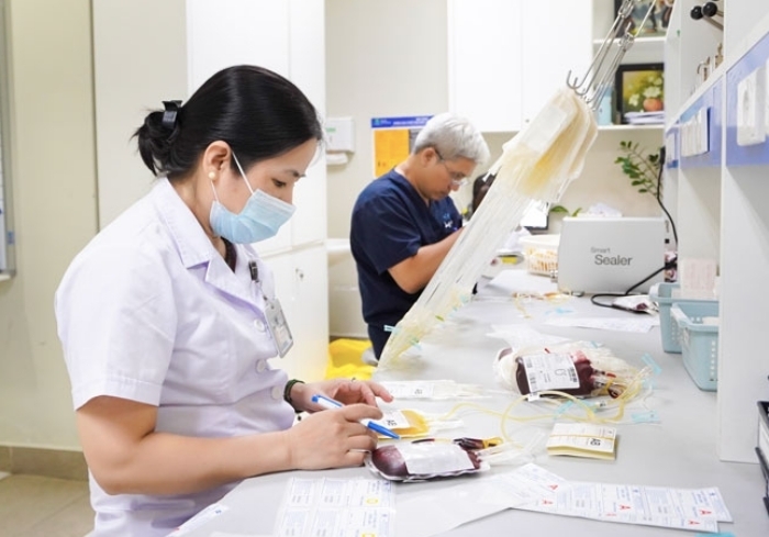 Nhân viên y tế điều chế chế phẩm máu để truyền cho bệnh nhi.
