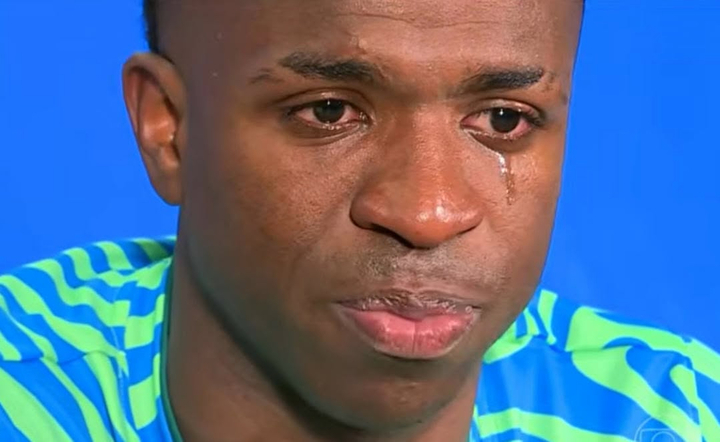 Vinicius khóc sau món quà tinh thần từ bà của mình.